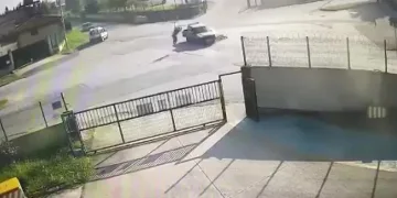 Motosiklet sürücüsü havada takla attı