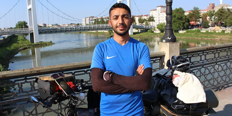 Üniversite öğrencisi bisikletiyle Karadeniz’i turluyor