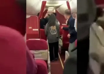 Uçakta kriz ‘Zaman döngüsüne takıldım’