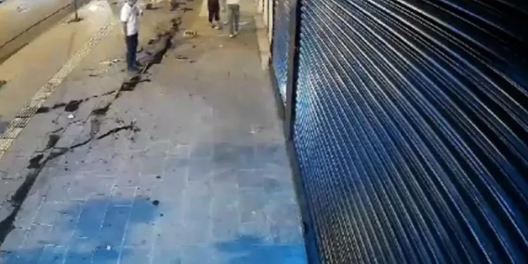 İş yerinin tabelasını söküp çaldılar
