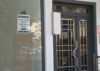 Ev sahibinden kiracılara kapı girişine not