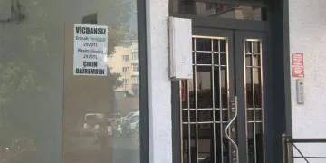 Ev sahibinden kiracılara kapı girişine not