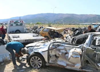 Enkazdaki hurdaya dönen araçlar alınıyor
