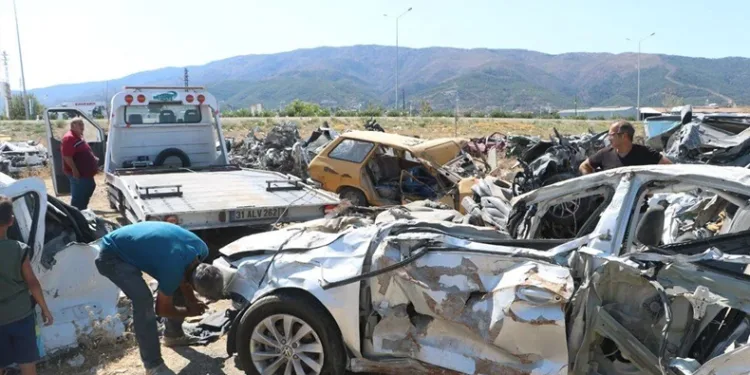 Enkazdaki hurdaya dönen araçlar alınıyor