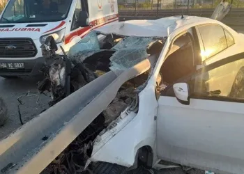 Otomobil bariyere ok gibi saplandı