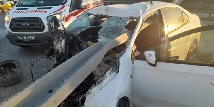 Otomobil bariyere ok gibi saplandı
