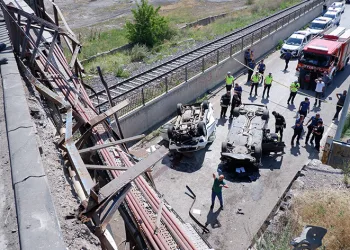 İki araç köprüden uçtu, can pazarı yaşandı