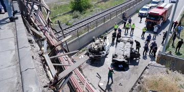 İki araç köprüden uçtu, can pazarı yaşandı