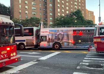 New York’ta tur otobüsü kazası