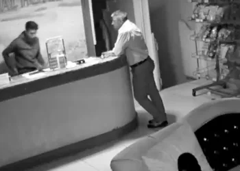 Biri gözetledi, diğeri çaldı