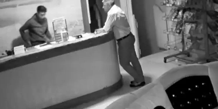 Biri gözetledi, diğeri çaldı
