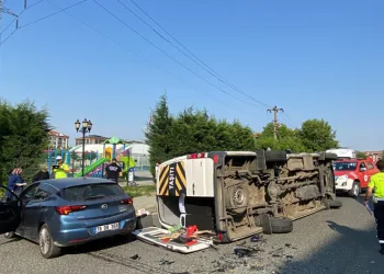 İşçi servisinin devrildiği kaza kamerada
