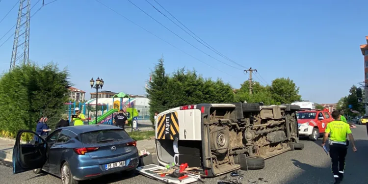 İşçi servisinin devrildiği kaza kamerada