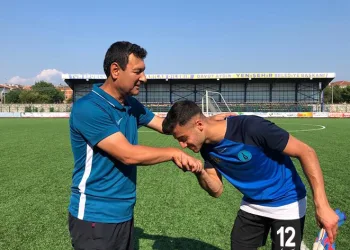 Kendisini keşfeden hocasına emanet