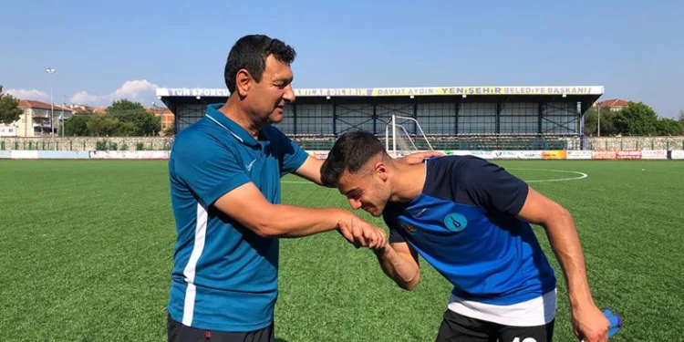 Kendisini keşfeden hocasına emanet