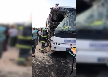 Yolcu otobüsü tırla çarpıştı çok sayıda yaralı var