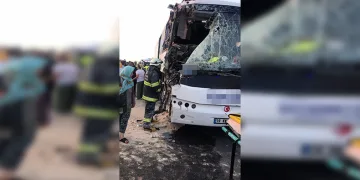 Yolcu otobüsü tırla çarpıştı çok sayıda yaralı var