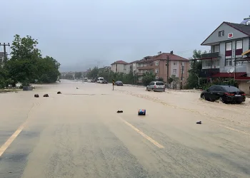 Zonguldak’ta karayolu sular altında kaldı