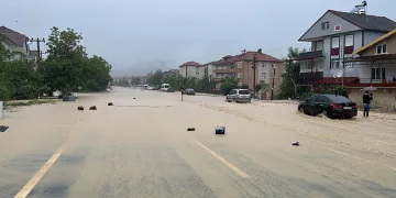 Zonguldak’ta karayolu sular altında kaldı