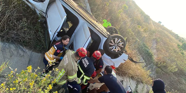 Bursa’da gurbetçi aile kaza geçirdi