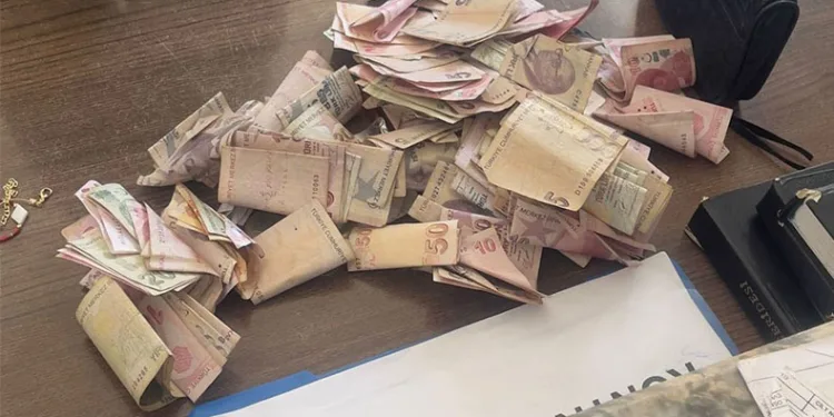 Dilenirken yakalandı, üzerinden para çıktı