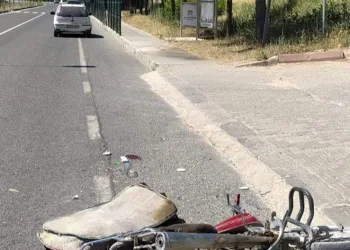 Motosiklet önünde seyreden araca çarptı