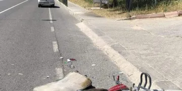 Motosiklet önünde seyreden araca çarptı