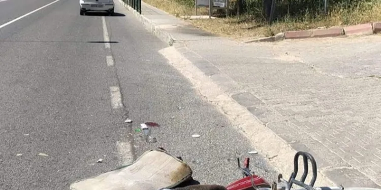 Motosiklet önünde seyreden araca çarptı