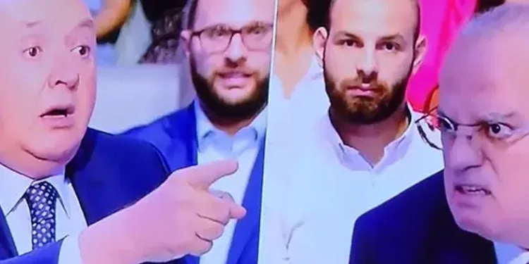 Bakan ve gazeteci arasında kavga