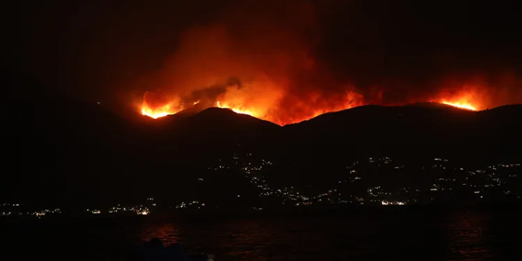 Korfu Adası’nda binlerce kişi tahliye edildi