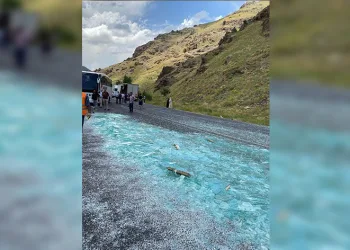 Tırın çadırı açıldı, cam kırıkları yola saçıldı