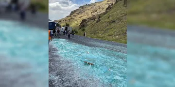 Tırın çadırı açıldı, cam kırıkları yola saçıldı