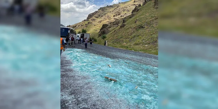 Tırın çadırı açıldı, cam kırıkları yola saçıldı