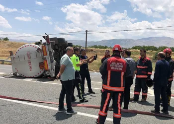 Yakıt dolu tanker devrildi, yol trafiğe kapandı
