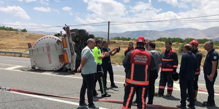 Yakıt dolu tanker devrildi, yol trafiğe kapandı
