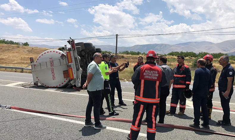 Yakıt dolu tanker devrildi, yol trafiğe kapandı