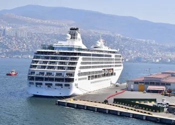 Kruvaziyer gemisi Alasancak Limanı’na yanaştı