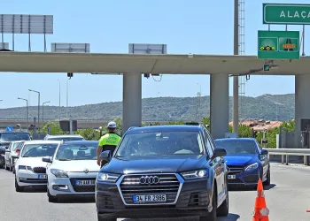 Ünlü tatil merkezi Çeşme’de bayram yoğunluğu