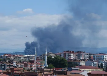Hurda lastik deposunda yangın