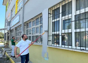 Fırçayı eline alan gönüllüller okulları boyadı