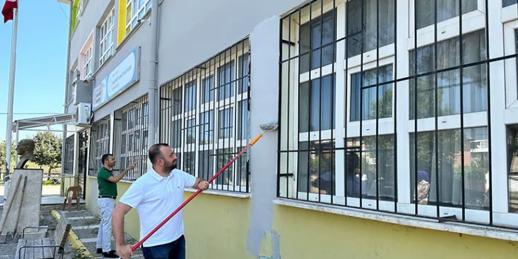 Fırçayı eline alan gönüllüller okulları boyadı