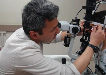 Gözünden 11 sinek larvası çıkarıldı