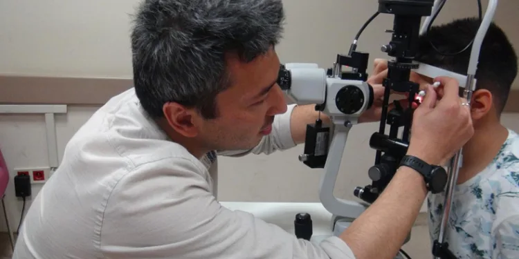 Gözünden 11 sinek larvası çıkarıldı