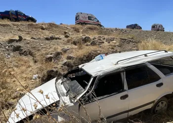 Otomobil dere yatağına devrildi