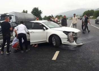 Bursa’da otomobil bariyerlere çarptı