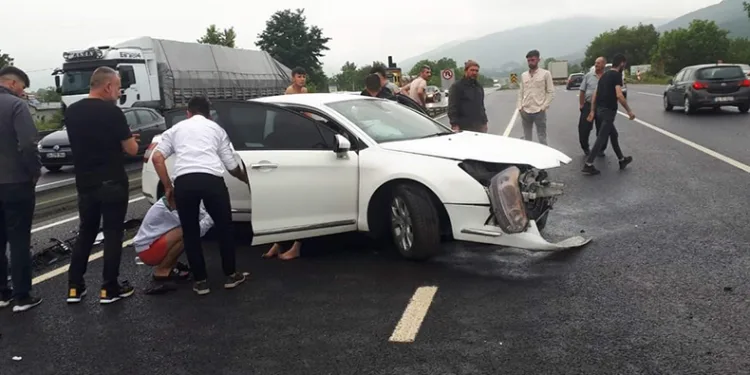 Bursa’da otomobil bariyerlere çarptı