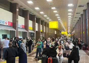 Uçak kalkmadı, yüzlerce yolcu mağdur oldu