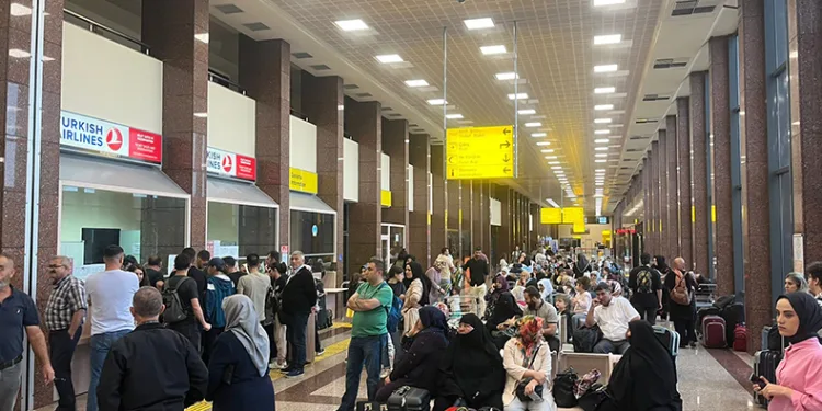 Uçak kalkmadı, yüzlerce yolcu mağdur oldu