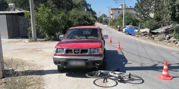 Yolda kayan bisiklet kamyonetin altına girdi