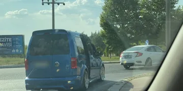 Kapısı açık bir şekilde seyretti